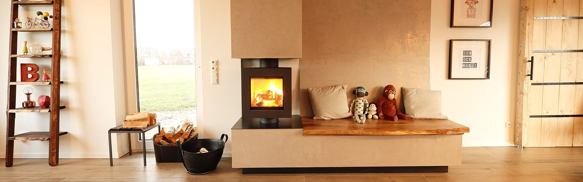 Ofenbauer Holzkirchen - gemütlicher Kamin mit Sitzbank